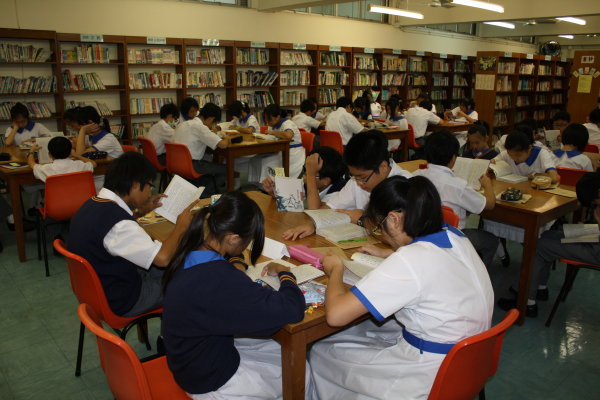  同學們安靜地看書。