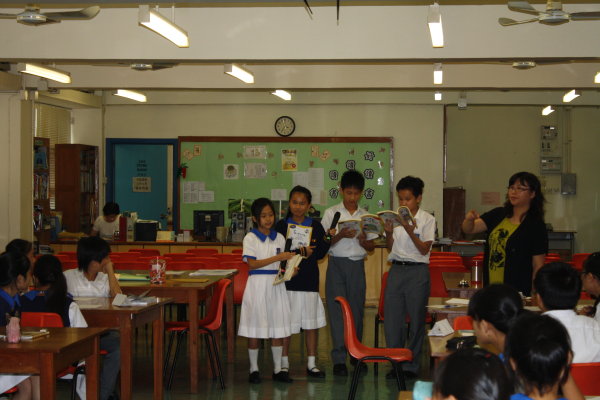  1B同學在分享閱讀《無人島探險記》的感受。